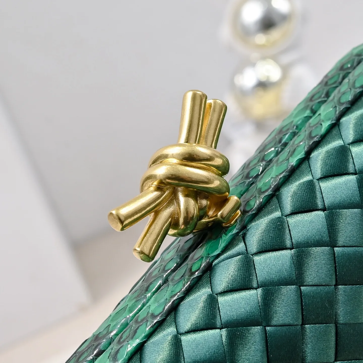 Batch 1460 #BV Knot woven evening bag series ~ Each bag reveals exquisite elegance💫Iconic classic silk weaving➕snake skin trimming with knot buckle, soft and delicate feel. The design is small and exquisite, low-key without logo, elegant and elegant. Paired with evening dress or cheongsam, it has the atmosphere of a famous and wealthy lady. Full of aura and invincible texture💃 Model: 7622 Dimensions: 20x12x5.5